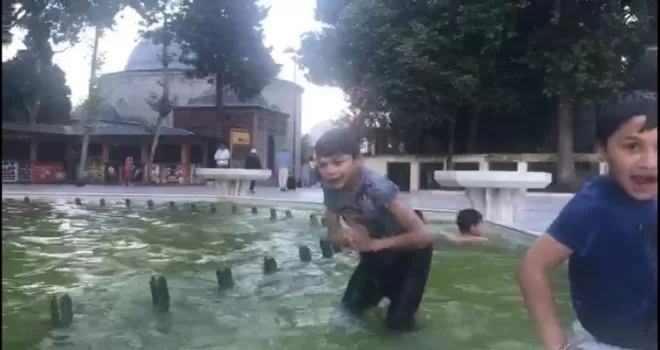 (Özel) Çocukların süs havuzunda tehlikeli eğlencesi kamerada
