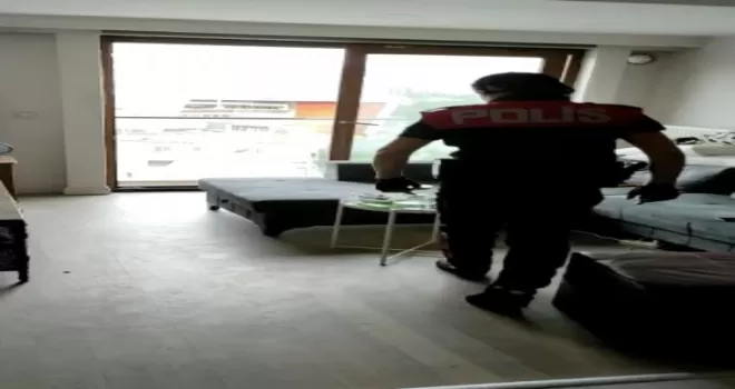 Daireden esrar kokusu geliyor ihbarı torbacıları yakalattı