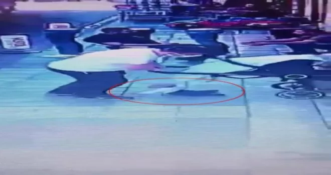 (ÖZEL) Dalgın baba bebeği arabasından düşürdü: O anlar kamerada
