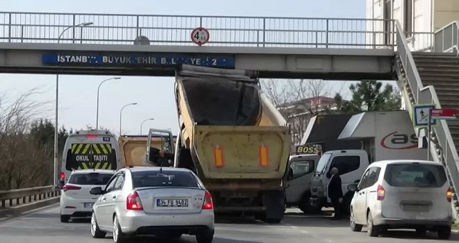 (Özel) Damperi bozuk olan kamyon üstgeçide takıldı
