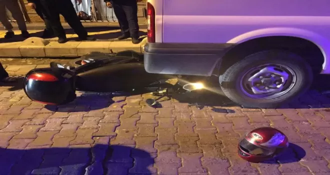 (Özel) Direksiyon hakimiyetini kaybeden motosikletli minibüsün altına girdi
