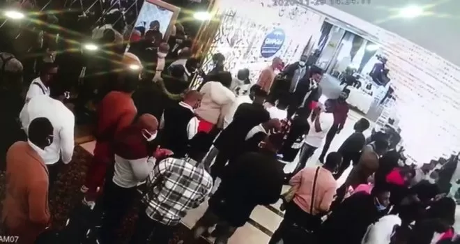  Düğün salonunda Pazar ayini kamerada
