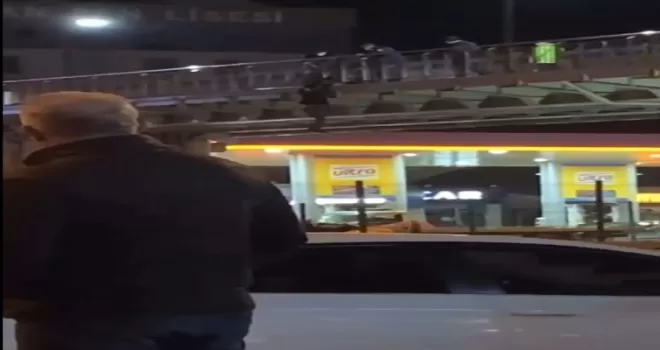 (Özel) E-5 üst geçitte intihar girişiminde korku dolu anlar
