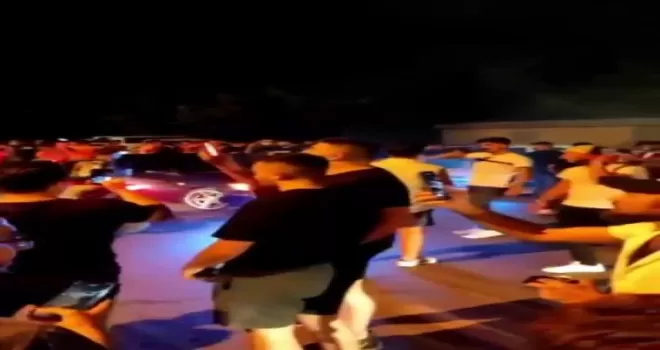 (ÖZEL) Eğlence için yolu kapatıp, lastik yaktılar
