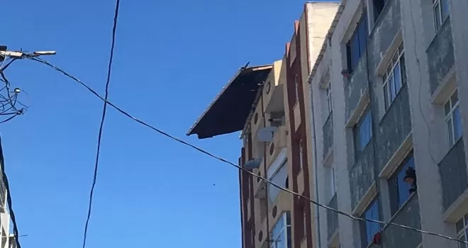  Esenler’de şiddetli rüzgar nedeniyle binanın çatısı kaydı