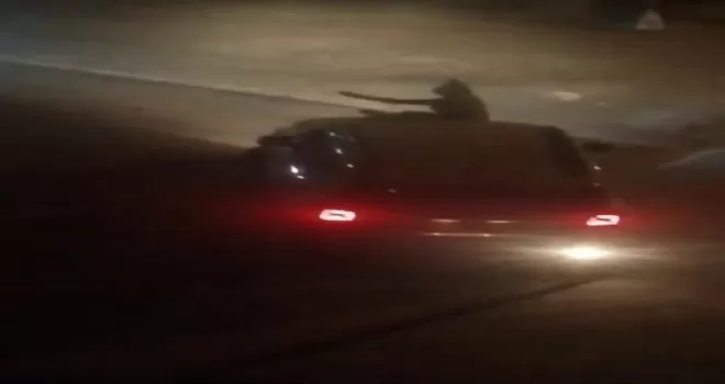 (ÖZEL) Esenyurt’ta ilginç görüntüler: Öfkeli kadın aracın üstüne çıkıp bağırdı
