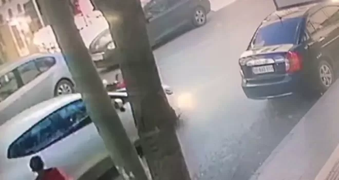 (ÖZEL) Esenyurt’ta, okuldan eve dönen kız çocuğuna otomobil çarpması kamerada
