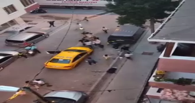  Esenyurt’ta taksiciyle müşterinin kavgası kamerada