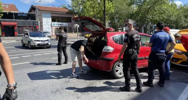 (Özel) Etiler’de sınava giden gençlerin feci kazası kamerada: 4 yaralı
