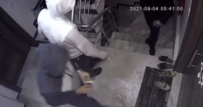 Fatih’te evden hırsızlık girişimi kamerada