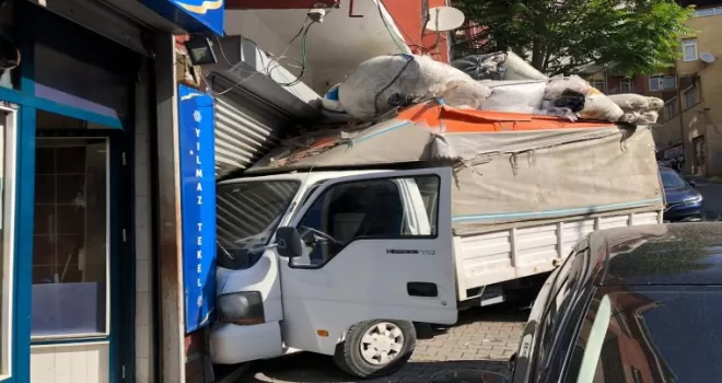 Freni boşalan kamyonet depoya girdi