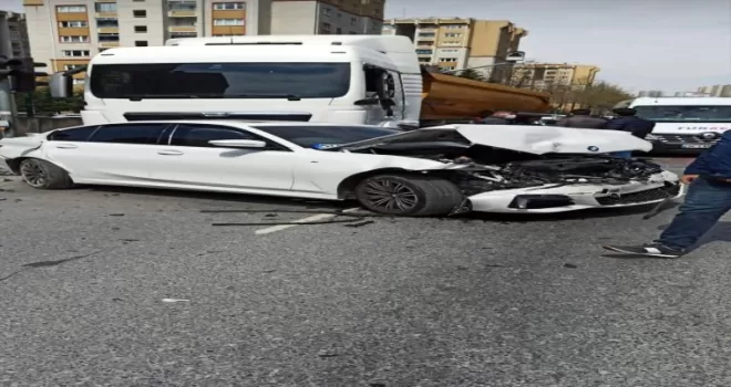 (Özel) Freni tutmayan hafriyat kamyonu zincirleme kazaya neden oldu: 2 yaralı
