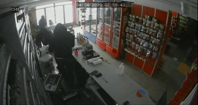 (Özel) Gaziosmanpaşa’da maskeli hırsızların büfe soygunu kamerada
