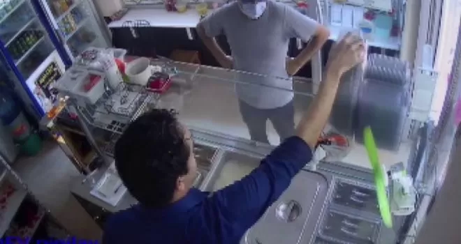 Gündüz vakti maskeli telefon hırsızlığı kamerada