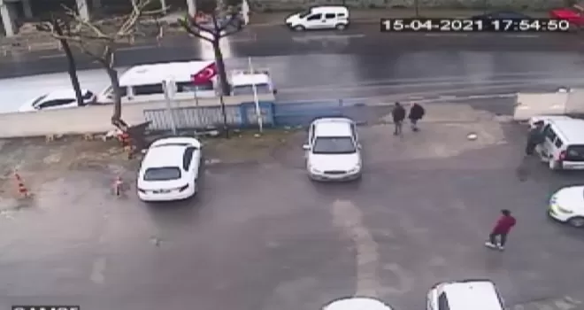 (ÖZEL) Güngören’de kamyonetin yayaya çarptığı feci kaza kamerada
