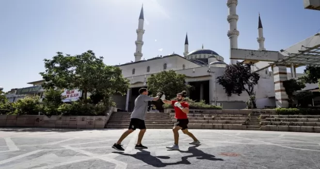 (Özel Haber) Cami bahçesinde ağır sıklet antrenmanı
