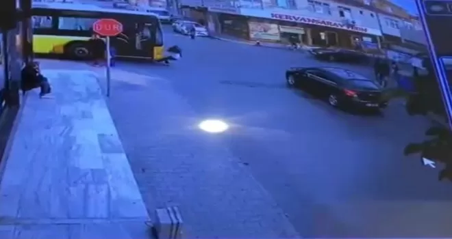(Özel) İETT eğitim aracı, küçük çocuğa çarptı
