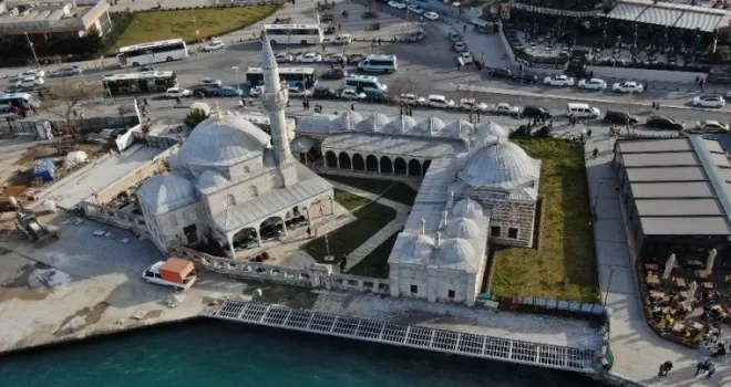 İstanbul’da 5 asırlık camiyi çatlattılar