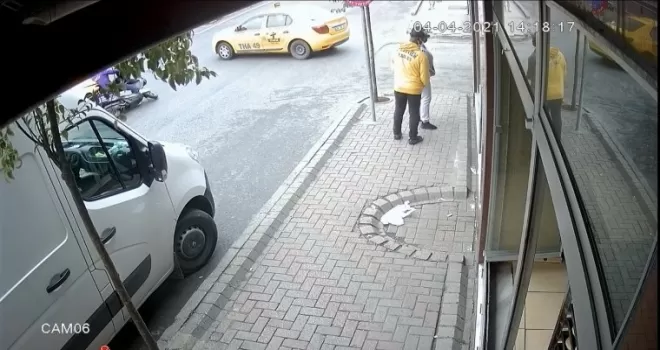 (Özel) İstanbul’da feci kaza: Motosikletli taksinin altına girdi
