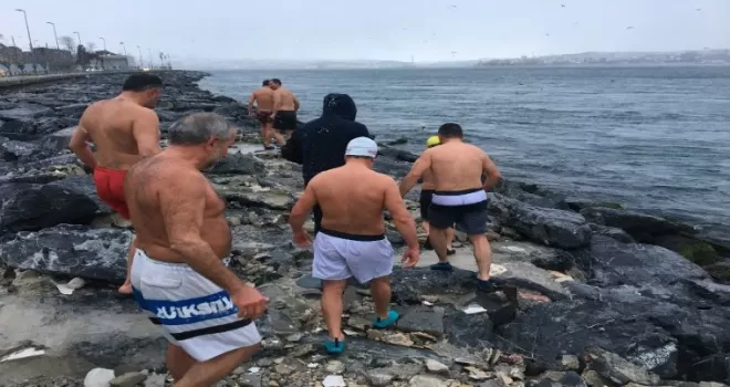 (Özel) İstanbul’da karlı havada deniz keyfi
