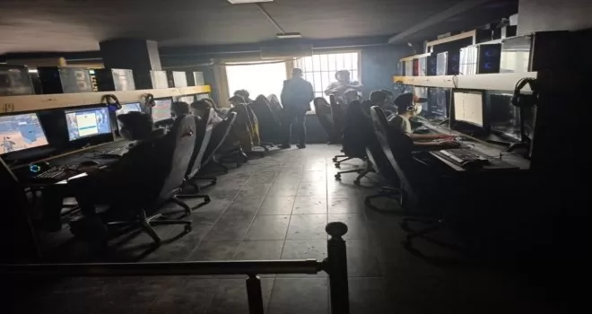 İstanbul’da kısıtlamada internet kafeye baskın kamerada