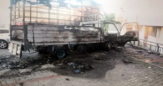 (Özel) İstanbul’da kundakçı dehşeti: Evsizlerin kaldığı aracı böyle kundakladı
