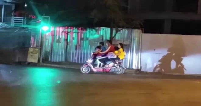  İstanbul’da motosiklette 5 kişilik ailenin tehlikeli yolculuğu kamerada