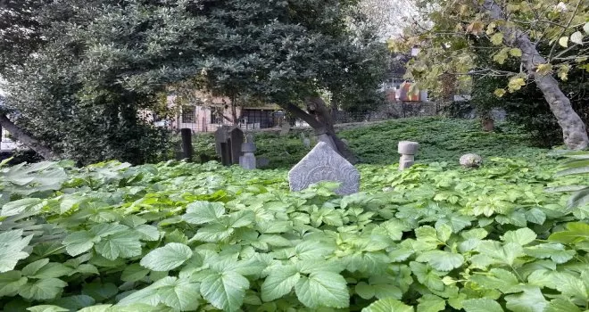  İstanbul’da tarihi hazirenin içler acısı hali yürekleri burktu