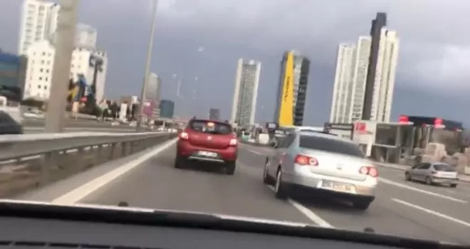 (Özel) İstanbul trafiğinde "makas" terörü kamerada
