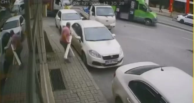 (Özel) İstanbul’un göbeğinde dubalı, sopalı ve bıçaklı meydan kavgası kamerada
