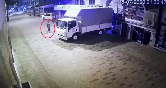 İstanbul’un göbeğinde kamyonetten telefon hırsızlığı 