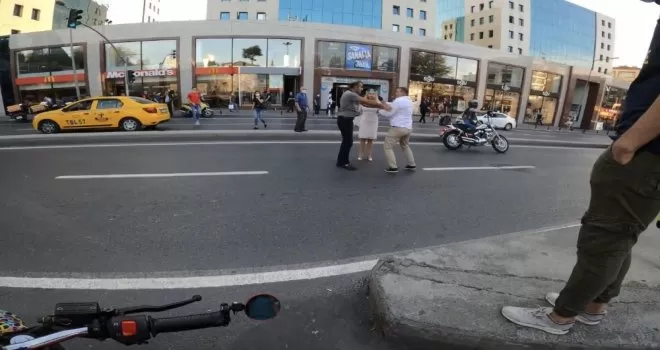İstanbul’un göbeğinde yumruklu trafik kavgası kamerada