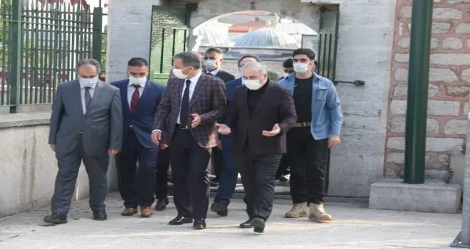 İstanbul Valisi Yerlikaya Fatih Sultan Mehmet Han’ın türbesini ziyaret etti