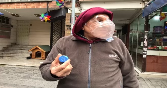 (Özel) Kadıköy’de esnaf korona virüse karşı pet şişeden maske yaptı
