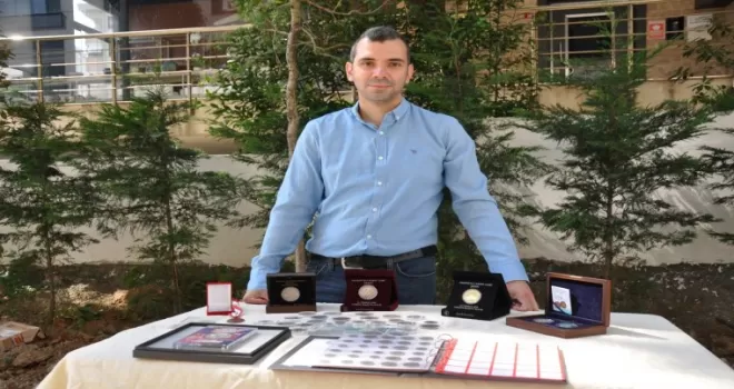 (Özel) Kadıköylü koleksiyoner, çocukluğundan beri para biriktiriyor
