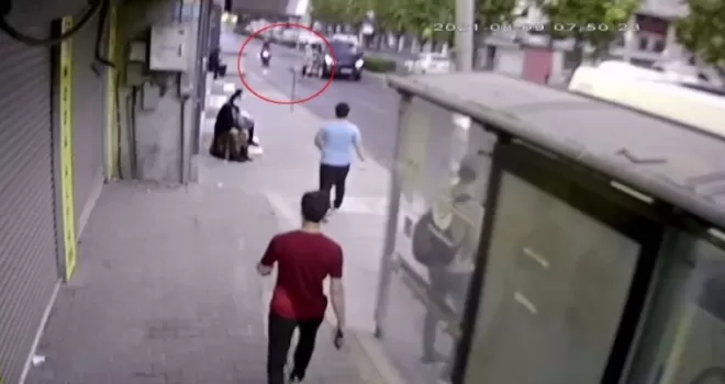 Kağıt toplayıcısına motosiklet çarptı