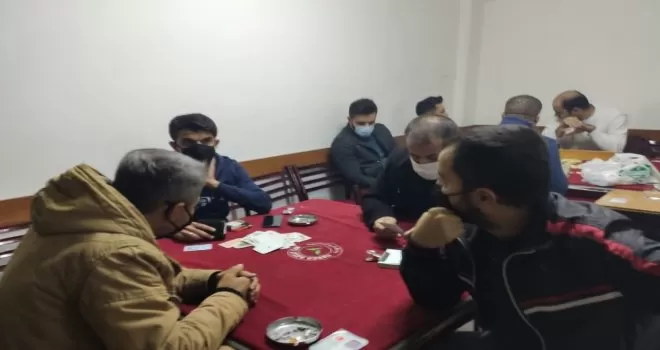 Kağıthane polisinden ruhsatsız kıraathaneye baskın kamerada