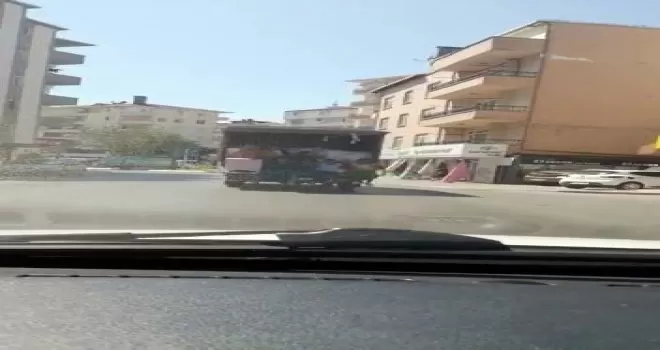 (Özel) Kamyonetin kasasında tehlikeli yolculuk kamerada
