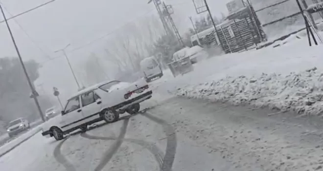 (Özel) Karda bile “drift” yapan sürücüler kamerada
