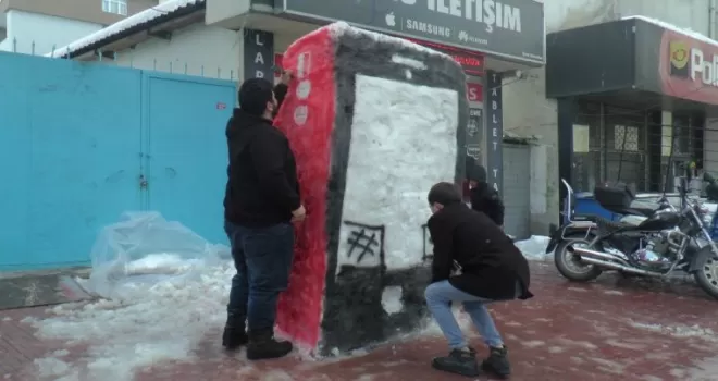 (Özel) Kardan adam yerine kardan cep telefonu yaptılar
