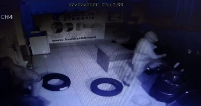 (Özel) Kartal’da 45 bin TL’lik lastik hırsızlığı kamerada
