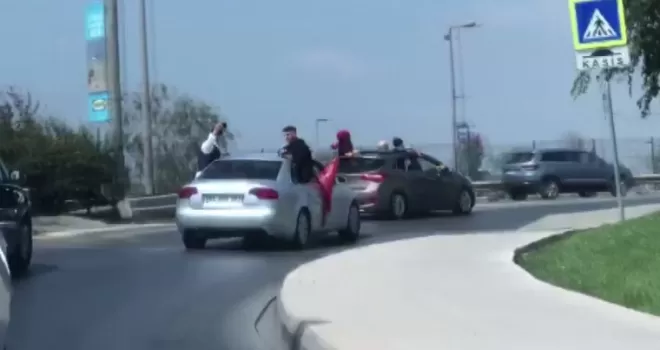 (Özel) Kartal’da düğün konvoyunda akıl almaz görüntü
