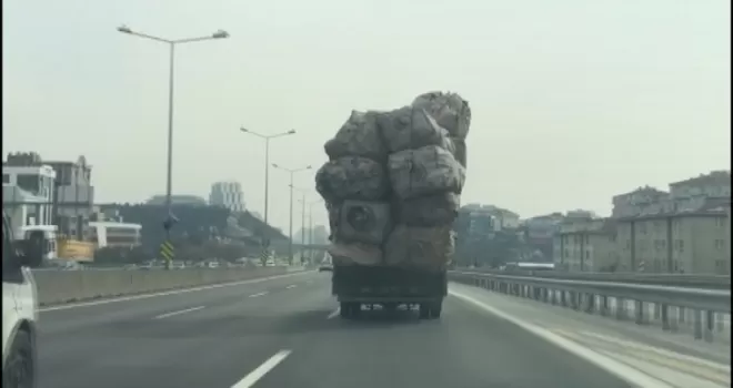 Kasası aşırı yük dolu olan kamyonetin tehlikeli yolculuğu kamerada