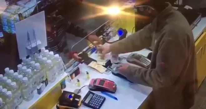 Kasiyerin dikkati tırnakçının oyununu bozdu