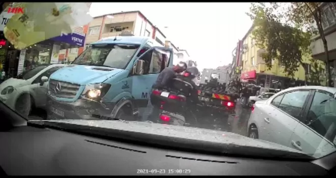 (Özel) Kasklı motosikletliye kafa attı
