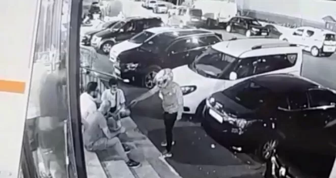(Özel) Kasklı saldırgan market önünde oturan adamı bacağından vurup kaçtı
