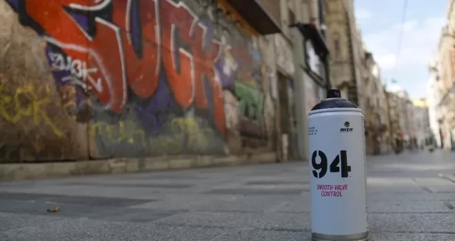  Kepenkler kapatıldı grafitiler ortaya çıktı