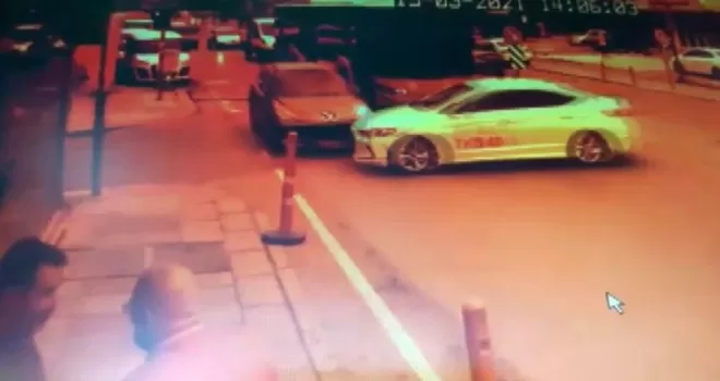 (Özel) Kırmızı ışıkta geçen taksi, kadın sürücünün aracına çarptı
