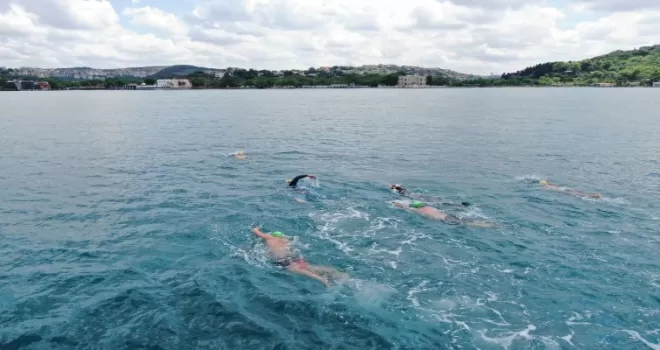 (Özel) Kısıtlamada İstanbul Boğazı’nı yüzerek geçtiler
