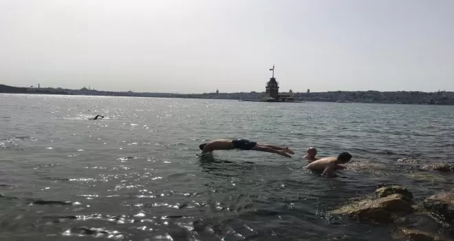 (Özel) Kısıtlamanın kalkmasıyla Kız Kulesi’ne karşı Boğaz’da  yüzdüler
